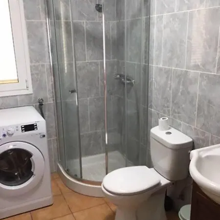 Great Location In Very Close To The Sea بيت للعطل